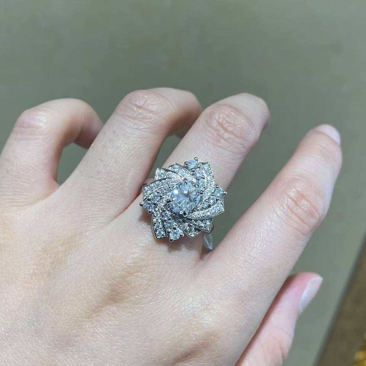 山茶花蛋形满钻女戒S925银镀白金定制选款主石莫桑钻1.5ct/副石高碳钻